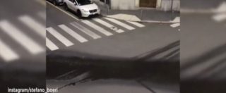 Copertina di La nuvola di Fantozzi arriva a Milano: “Piove” su una striscia d’asfalto. Il fenomeno immortalato da Stefano Boeri