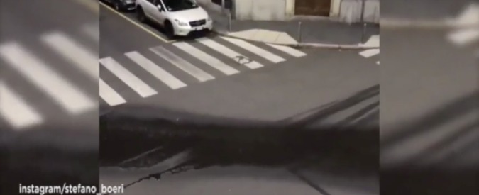 Copertina di La nuvola di Fantozzi arriva a Milano: “Piove” su una striscia d’asfalto. Il fenomeno immortalato da Stefano Boeri