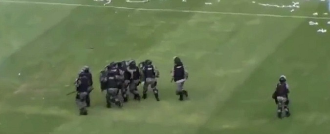 Copertina di Il derby è tesissimo, in campo scoppia una mega rissa: arrivano addirittura le squadre antisommossa