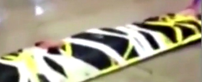 Copertina di Filmano il collega legato e umiliato, poi postano il video sui social. Licenziati cinque pompieri accusati di nonnismo