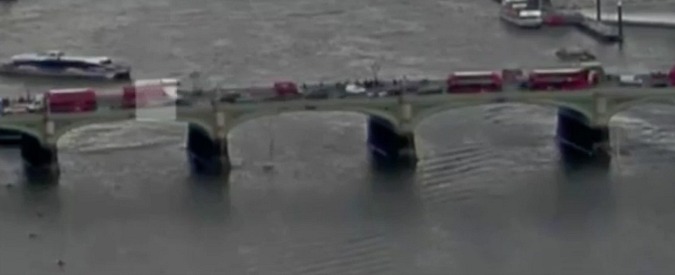 Copertina di Attentato Londra, il momento in cui il suv travolge i pedoni sul ponte di Westminster