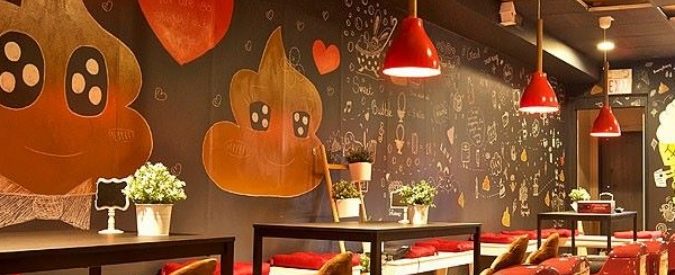 Poop Café, il primo ristorante al mondo a tema “cacca”: “E’ considerata una cosa disgustosa ma la gente cambierà idea”