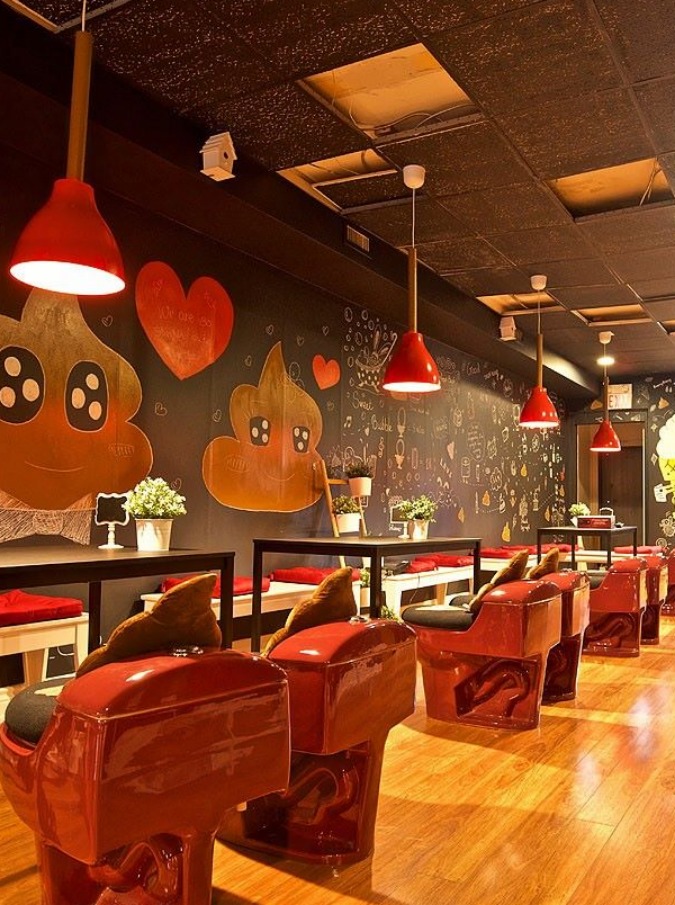 Copertina di Poop Café, il primo ristorante al mondo a tema “cacca”: “E’ considerata una cosa disgustosa ma la gente cambierà idea”