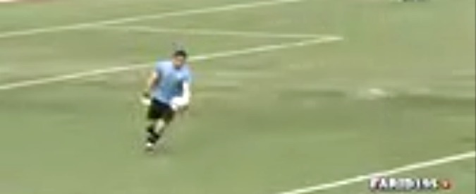 Copertina di Il portiere rimane di sasso, ma il tiro è suo. Rinvio disastroso colpisce l’attaccante della squadra avversaria