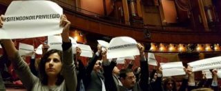 Vitalizi, 42 deputati M5s sospesi per proteste: “Attentato a istituzioni”. Di Battista: “Espulso da chi salvò Minzolini”
