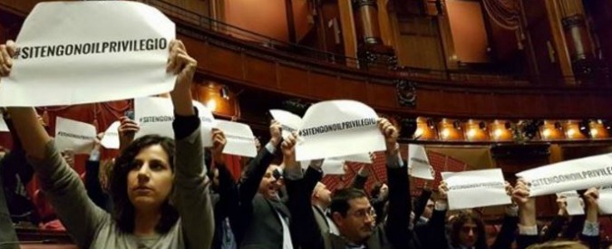 Vitalizi, 42 deputati M5s sospesi per le proteste: “Attentato al confronto e al funzionamento delle istituzioni”