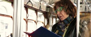 Copertina di “Guerrilla reading” sul tram di Milano: “Letture ad alta voce per risvegliare i passeggeri rapiti dagli smartphone”