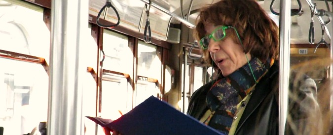 Copertina di “Guerrilla reading” sul tram di Milano: “Letture ad alta voce per risvegliare i passeggeri rapiti dagli smartphone”