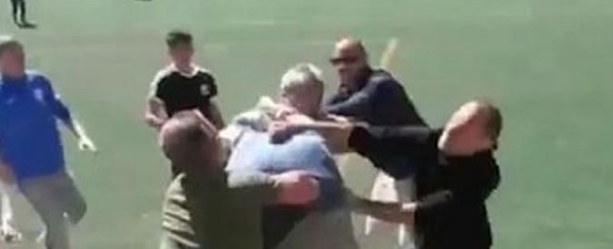 Copertina di I figli giocano, i genitori si picchiano. La partita del campionato giovanile finisce in una maxi rissa