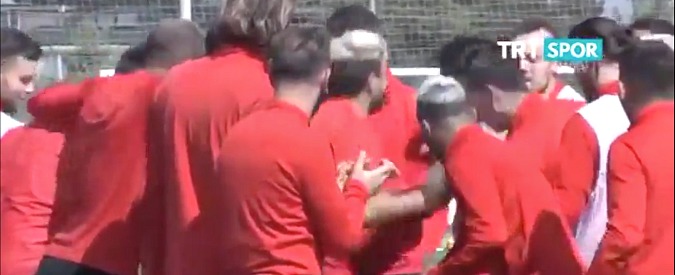 Copertina di E’ il compleanno di Samuel Eto’o, i compagni di squadra… gli fanno la festa