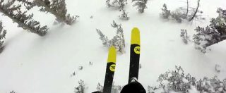 Copertina di Lo sciatore vuole fare il fenomeno ma il fuoripista finisce male.  La scena ripresa in prima persona dalla sua sport cam