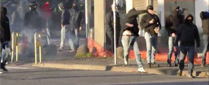 Copertina di Salvini a Napoli, scontri tra polizia e manifestanti. Scene da guerriglia urbana