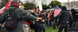 Copertina di California, calci, pugni e spintoni tra manifestanti pro-Trump e contestatori del presidente Usa: la polizia arresta 10 persone