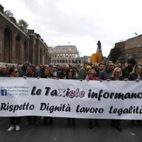 Roma, manifestazione dei tassisiti ai Fori Imperiali