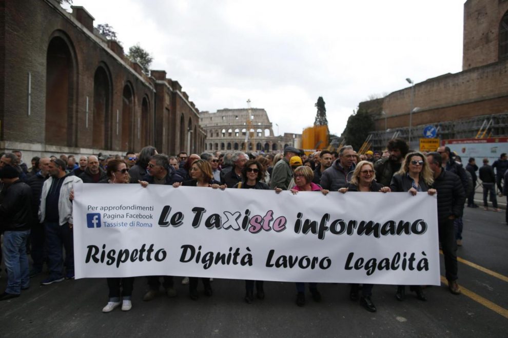 Roma, manifestazione dei tassisiti ai Fori Imperiali