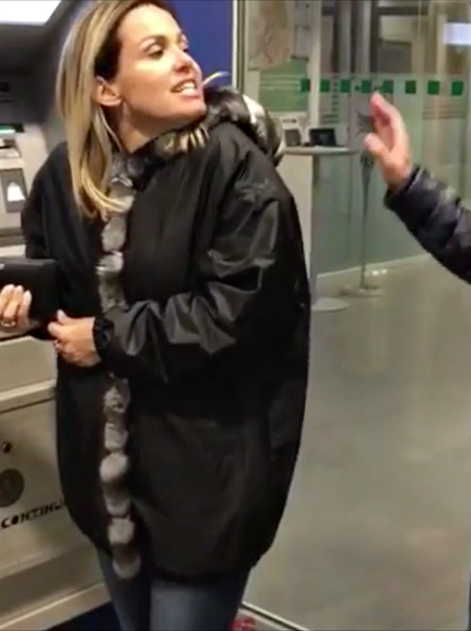 Copertina di La moglie di Bonolis ne spara un’altra: “Cosa ci faccio io con trenta euro?”. Il video di Sonia Bruganelli al bancomat