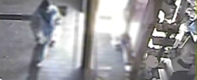 Copertina di Dà fuoco al negozio dell’amica e poi minaccia la ex: “Se non torni con me ti uccido”. Uomo condannato per stalking