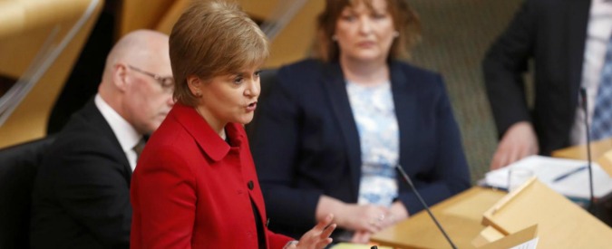 Scozia, ok del Parlamento per un nuovo referendum sull’indipendenza. May: “Non apriremo negoziati”