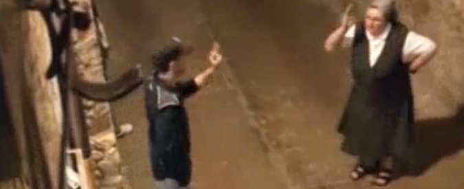 Copertina di State con la suora o con lo studente? Il party universitario scatena la rissa verbale: “Vogliamo dormire”. “Cafona”