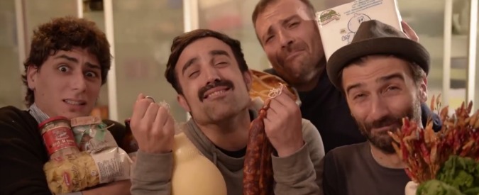 Copertina di Casa Surace: “Il terrone fuori sede piange sempre due volte”. Ecco perché