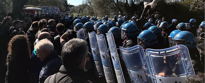Tap, nuovi scontri tra manifestanti e polizia. Polemica tra Emiliano e Galletti: “Dovrebbe schierarsi con lo Stato”