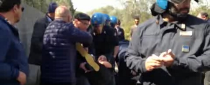 Copertina di Tap, gli agenti hanno forzato il sit in di protesta: tensione con i manifestanti