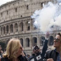Roma, manifestazione dei tassisiti al Colosseo