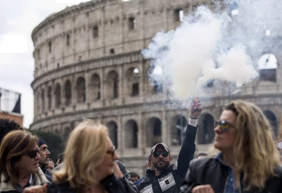 Roma, manifestazione dei tassisiti al Colosseo
