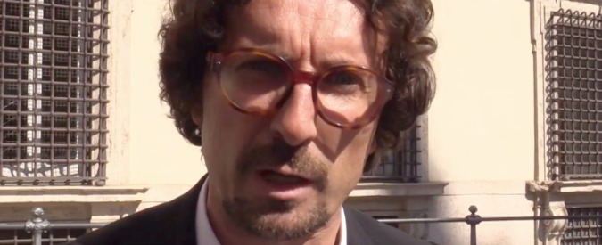 Copertina di Poletti, Toninelli (M5S): “Calcetto meglio del Cv? Incapace. Si guardi allo specchio si dimetta”