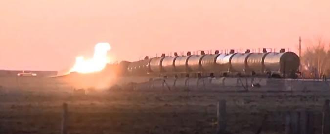 Copertina di Deraglia un treno carico di etanolo, inferno di fuoco sui binari: 15 ore per domare il rogo