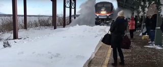 Copertina di “Si salvi chi può”. Arriva il treno e sugli (sfortunati) passeggeri si abbatte un’enorme onda di neve