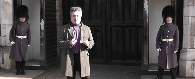 Copertina di Il turista improvvisa un balletto davanti alla residenza reale. Ma la guardia non la prende bene e reagisce così