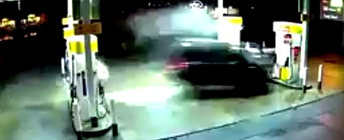 Copertina di L’autista Uber perde il controllo del suv e si schianta (a folle velocità) contro un benzinaio