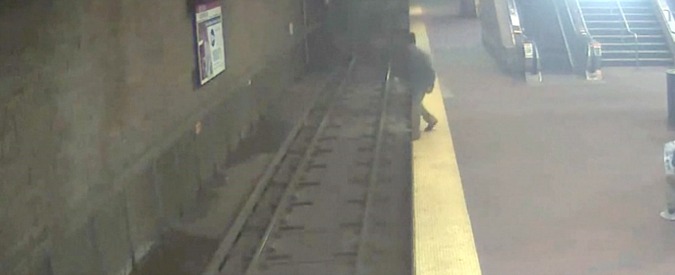 Copertina di Ubriaco perde l’equilibrio e cade sui binari della metro. Lo studente non aspetta un secondo e lo salva così