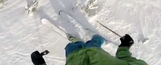 Copertina di “Arriva, arriva, arriva”. Quando la slavina incombe lo sciatore si deve ingegnare: il video
