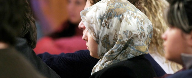 Bologna, 14enne a scuola con la testa rasata: “Ha rifiutato il velo islamico”