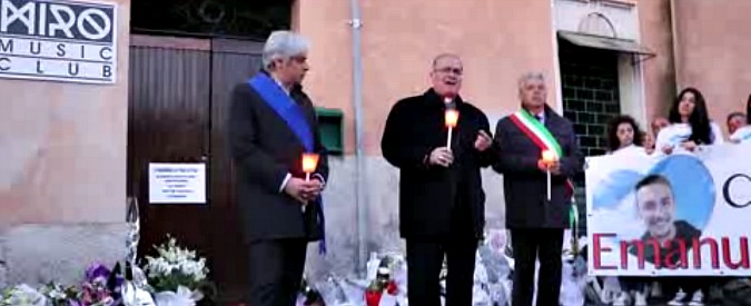 Copertina di Alatri, la preghiera davanti al locale. Il vescovo: “Che la vendetta non crei altri deserti”