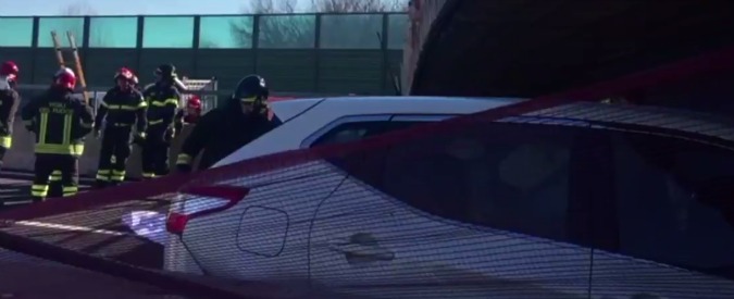 Copertina di Ponte crollato A14, auto schiacciata: le immagini dei soccorsi dei vigili del fuoco