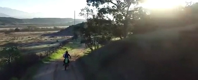 Copertina di La moto vola sopra l’autostrada: l’impresa dello stuntman è spericolata e lascia senza fiato