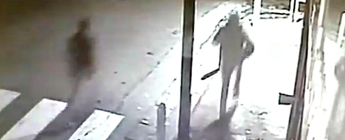 Copertina di Napoli, ragazza molestata e rapinata sotto casa. In manette due 33enni accusati di violenza di gruppo