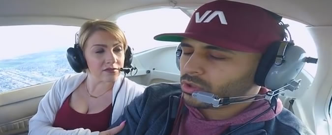 Copertina di Lui ce la mette tutta per sorprenderla. Ma alla fine la proposta di matrimonio (in volo) è un vero disastro