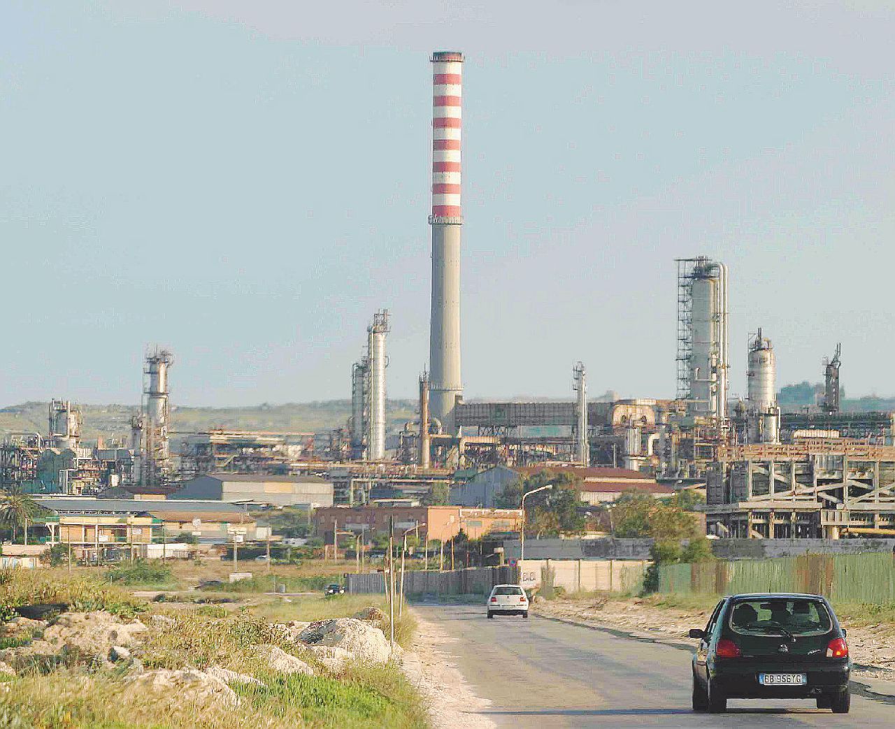 Veleni e proteste - L’entrata della fabbrica L’epidemia di Augusta, la nuova Taranto siciliana