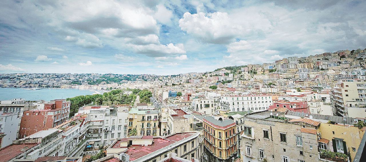 Napoli - Le costruzioni abusive sono uno dei temi caldi in Campania - Ansa Renzi in vantaggio e De Luca lo aiuta con 70 mila abusivi