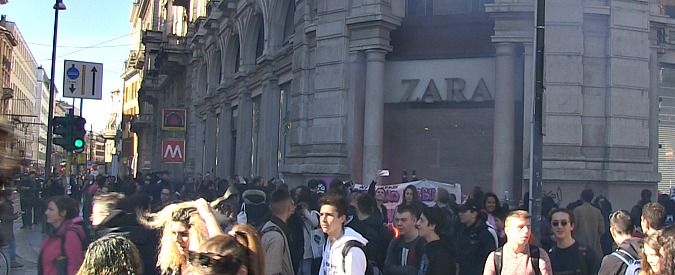 Copertina di 8 marzo, store Zara preso di mira a Milano. Manifestanti contringono la sicurezza ad abbassare le saracinesche