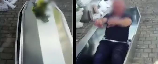 Copertina di Amatrice, vigile di Milano fa lo zombie uscendo da una bara. Era stato inviato come supporto alle zone terremotate