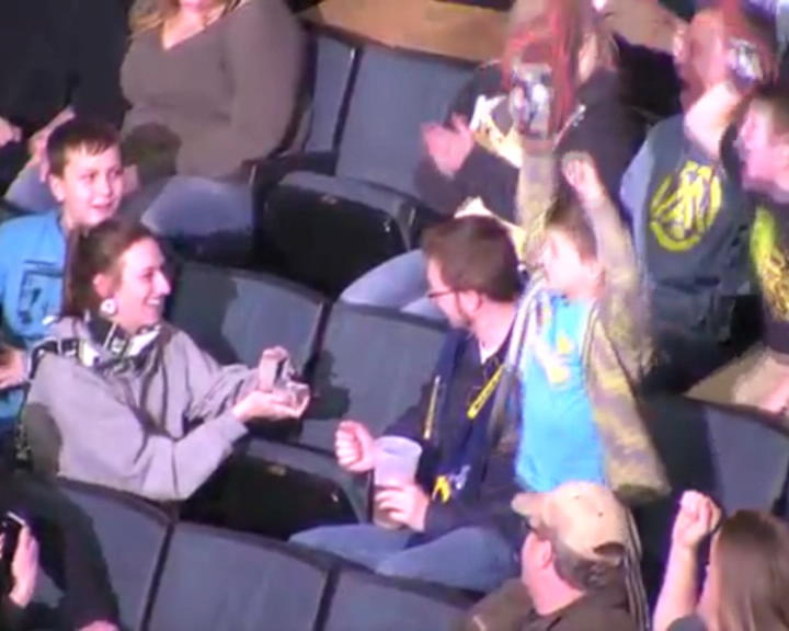 Copertina di Il mondo alla rovescia: la dichiarazione di matrimonio è tutta al contrario