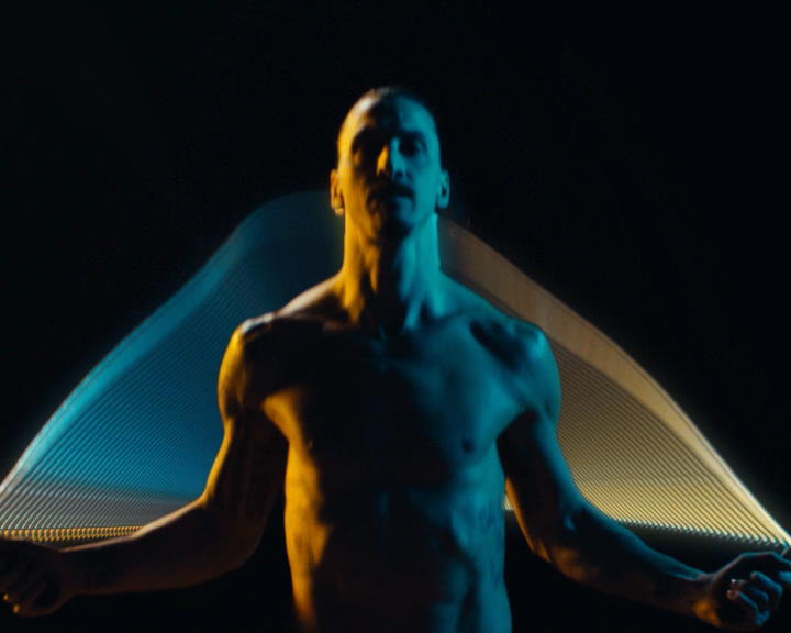 Copertina di Ibra protagonista di un nuovo spot. Zlatan è psichedelico