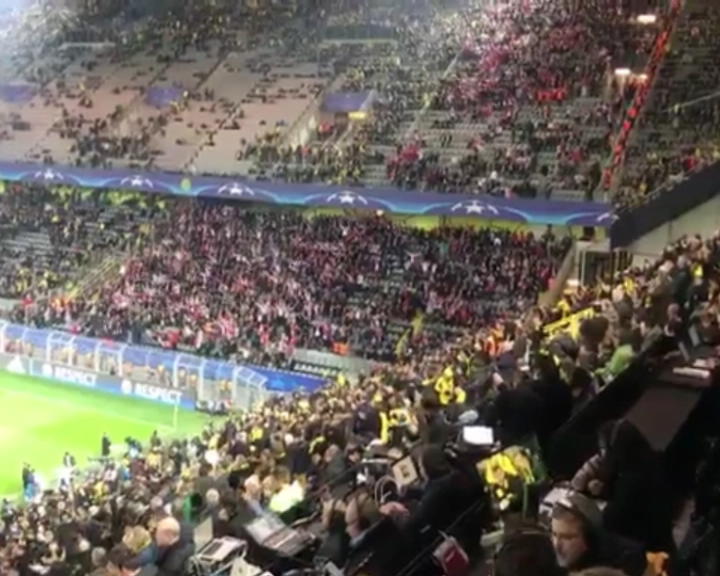 Copertina di Borussia Dortmund, cori di solidarietà dei tifosi del Monaco. La scena è da brividi