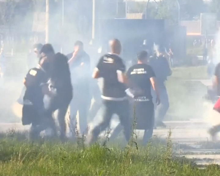 Copertina di Lione-Besiktas, gli scontri prima della partita: rinviata di 45 minuti