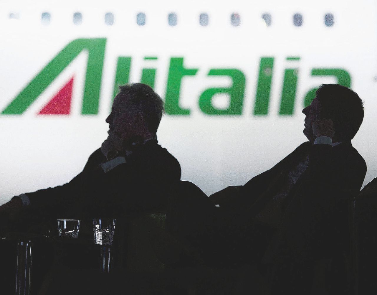 I soci abbandonano Alitalia: vendita in blocco o a pezzi I soci abbandonano Alitalia: vendita in blocco o a pezzi
